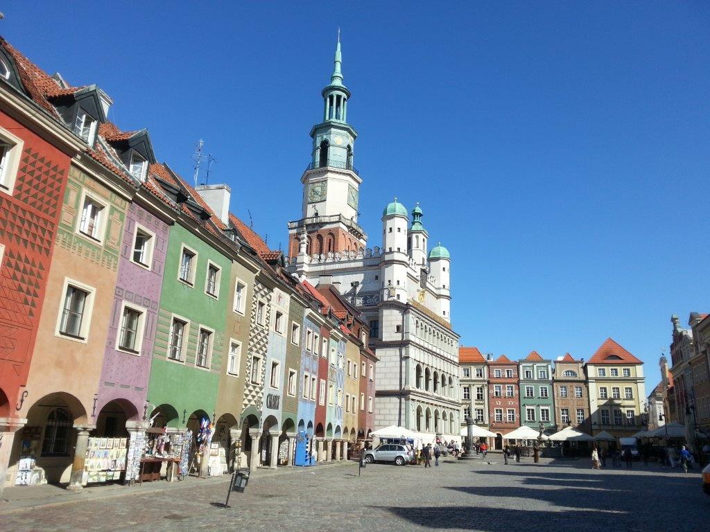 Craftmen houses and the high raised renaissance Town Hall in Poznan market square