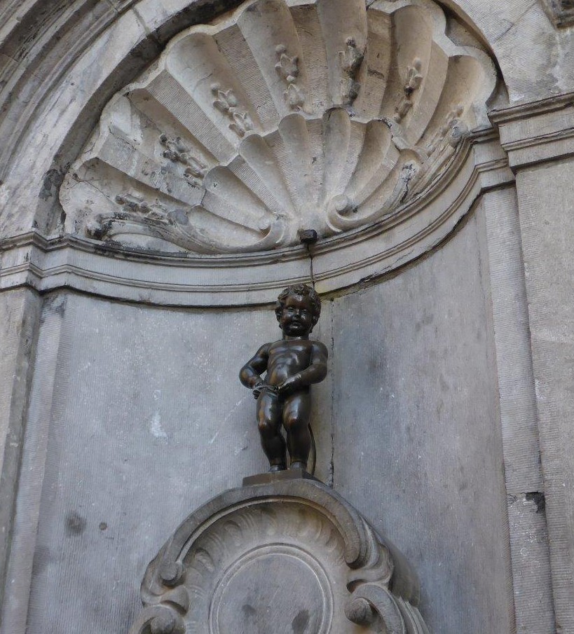 The 61 cm tall bronze statue on the corner of Rue de l'Etuve and Rue des Grands Carmes was made in 1619 by Brussels sculptor Hieronimus Duquesnoy the Elder.