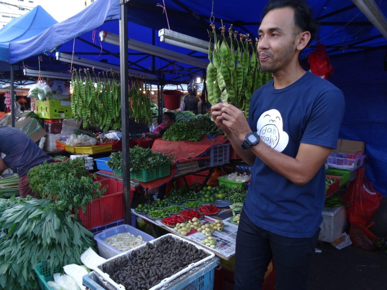Fadly telling about the Farmers market in Jalan Raja Alang, KL, Malaysia. Food tour in Kuala Lumpur, Malaysia