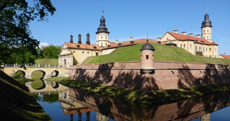 Day trip from Minsk to Mir castle and Niasvizh